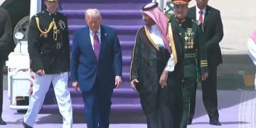 ولي العهد يستقبل الرئيس الأمريكي في مطار الملك خالد بالرياض