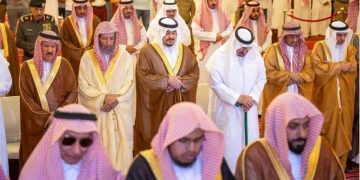 نائب أمير الرياض يؤدي صلاة الميت على الأمير مشعل بن عبدالله بن فهد بن فيصل بن فرحان آل سعود