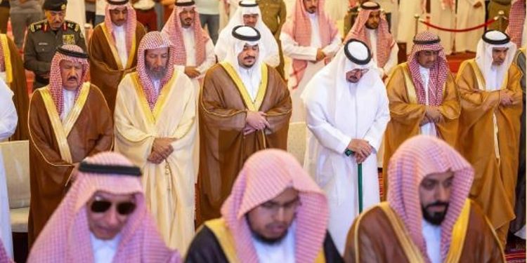 نائب أمير الرياض يؤدي صلاة الميت على الأمير مشعل بن عبدالله بن فهد بن فيصل بن فرحان آل سعود