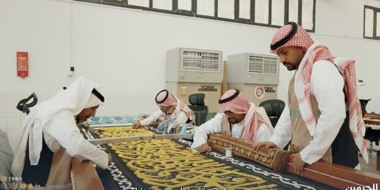7 مراحل لصناعة كسوة الكعبة المشرفة بأيادٍ سعودية محترفة