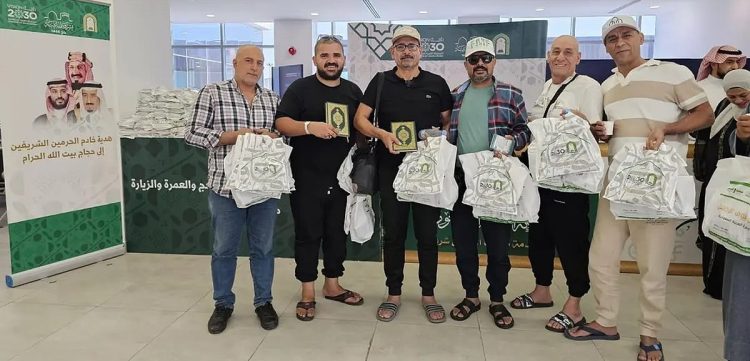 "الشؤون الإسلامية" توزع المصاحف على الحجاج المغادرين عبر منفذ حالة عمار