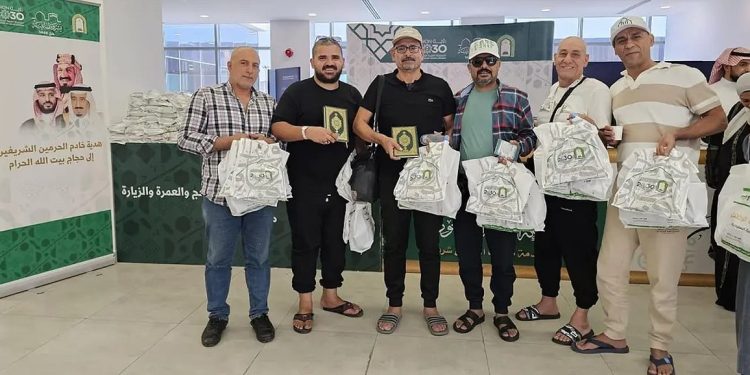 "الشؤون الإسلامية" توزع المصاحف على الحجاج المغادرين عبر منفذ حالة عمار