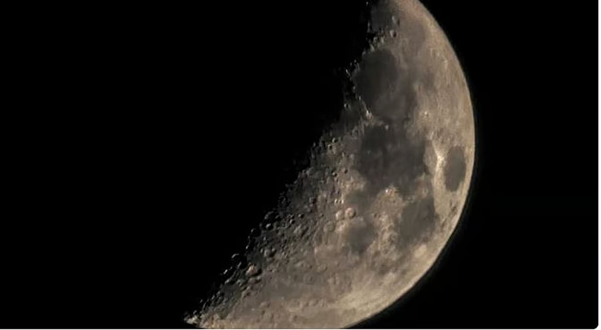 "فلكية جدة": بدء مرحلة التربيع الأخير لقمر ذي الحجة الليلة