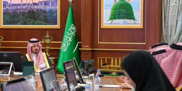 أمير المدينة المنورة يلتقي المشرف العام على البرنامج الوطني للتنمية المجتمعية في المناطق “تنمية”