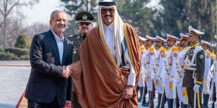 أمير قطر يدين استهداف قاعدة العديد في اتصال مع الرئيس الإيراني