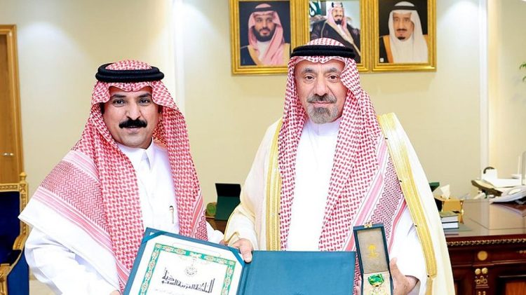 أمير نجران يسلم رئيس مركز منادي وسام الملك عبدالعزيز من الدرجة الثالثة لتبرعه لوالدته بإحدى كليتيه