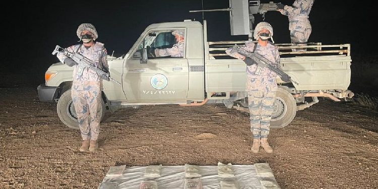 إحباط تهريب 18 كيلوجرامًا من الحشيش و26,550 قرصًا مخدرًا بجازان