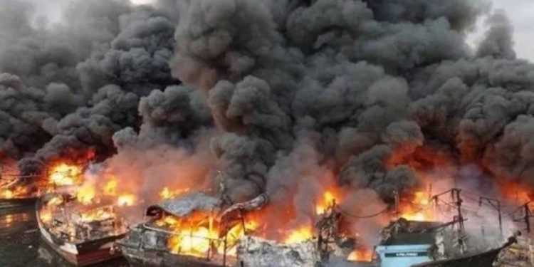 إندونيسيا.. وفاة 4 وإصابة 5 آخرين في احتراق ناقلة