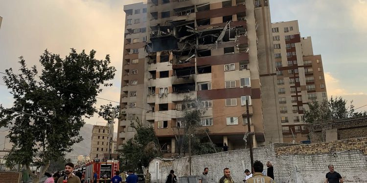 إيران: أكثر من 220 قتيلاً وآلاف الجرحى جراء الهجمات الإسرائيلية