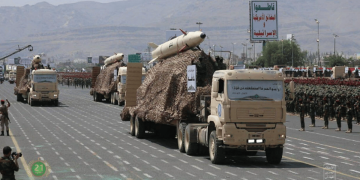 إيران تهدد باستهداف شحنات الدعم العسكري لإسرائيل: هدفًا مشروعًا