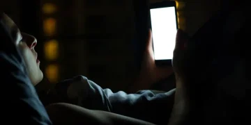 استعمال الشاشات قبل النوم يرفع ضغط الدم.. دراسة تحذّر