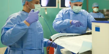 “التخصصي” ينجح في إجراء أول عملية تصغير معدة بالمنظار لزارع كلى على مستوى المنطقة