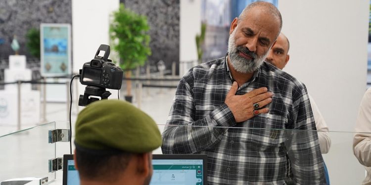 «الجوازات» تسهّل إجراءات مغادرة حجاج إيران عبر منفذ جديدة عرعر 