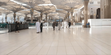 الرخام الأبيض يُعزّز توفير أجواء معتدلة للمصلين في ساحات المسجد النبوي