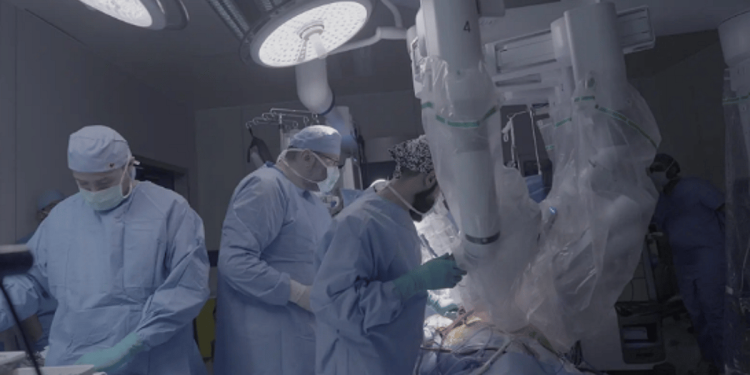 الروبوت الجراحي يجري استبدال صمام للقلب بمكة المكرمة