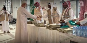 «الشؤون الإسلامية بتبوك توزع هدية خادم الحرمين الشريفين على الحجاج المغادرين عبر منفذ حالة عمار