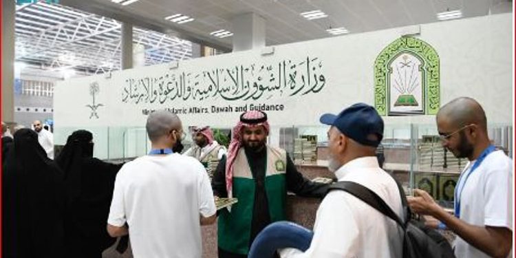 الشؤون الإسلامية توزع هدية خادم الحرمين من المصحف الشريف عبر مطار الأمير عبدالمحسن