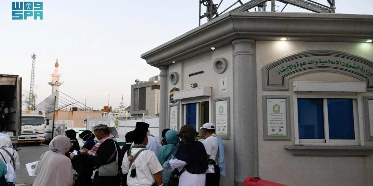 “الشؤون الإسلامية” توفّر (11) كبينة توعوية في مشعر منى وتوزّع مطبوعات دينية بعدة لغات عالمية