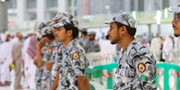 القبض على مقيم لنشره إعلانات موجهة لحاملي تأشيرات الزيارة بإيهامهم بالحج دون تصريح وإيواء 14 مخالفًا