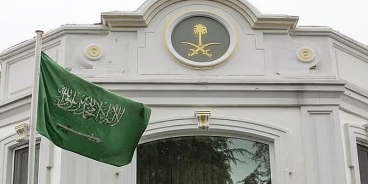 القنصلية السعودية في لوس أنجلوس تدعو المواطنين للابتعاد عن التجمعات والمظاهرات