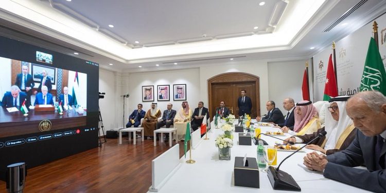 اللجنة الوزارية العربية تعقد اجتماعًا مع الرئيس الفلسطيني وتطالب إسرائيل بالسماح بدخول المساعدات للقطاع