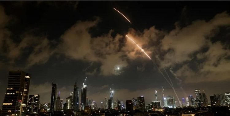 اليوم التاسع من التصعيد.. صواريخ إيرانية على تل أبيب بلا إصابات وأهداف عسكرية في ضربات إسرائيلية