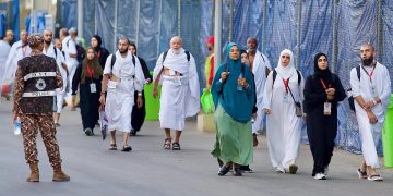 بالصور.. حُجِّاج بيت الله الحرام يتوافدون إلى مشعر منى لقضاء يوم التروية