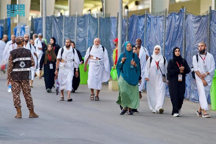 بالصور.. حُجِّاج بيت الله الحرام يتوافدون إلى مشعر منى لقضاء يوم التروية