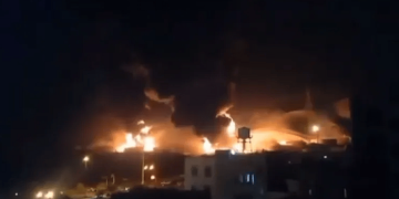بالفيديو.. إسرائيل تقصف مستودعات للنفط في طهران وتهدد بـ"حرق العاصمة"