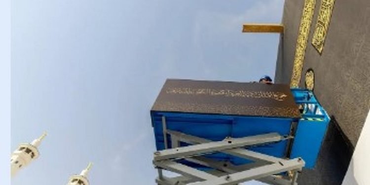 بدء أعمال مراسم تغيير كسوة الكعبة المشرفة