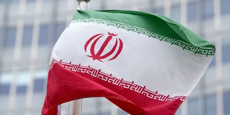 بعد الغارات الإسرائيلية.. إيران تحظر «واتساب» وتقيّد الإنترنت