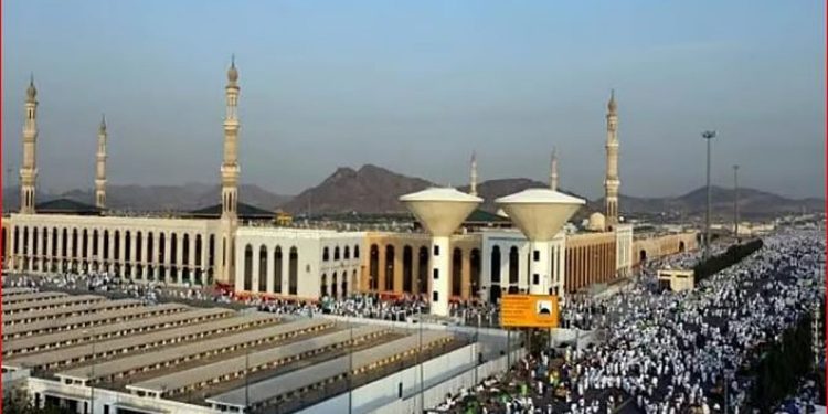 تدعيم مسجد نمرة بـ 19 مظلة و117 مروحة رذاذ تخفض من درجات الحرارة