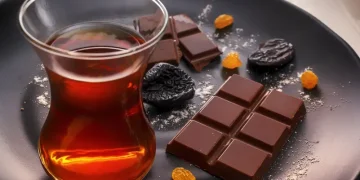 تناول الشوكولاتة مع الشاي مفيد للقلب.. ويخفض ضغط الدم