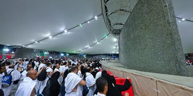 حجاج بيت الله الحرام يواصلون رمي الجمرات في أول أيام التشريق (فيديو)