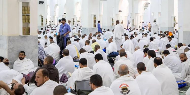 حجاج بيت الله يتوافدون إلى مسجد نمرة للاستماع إلى خطبة عرفة
