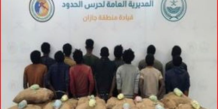 حرس الحدود بجازان يقبض على 13 مخالفًا لتهريبهم 260 كيلوجرامًا من القات