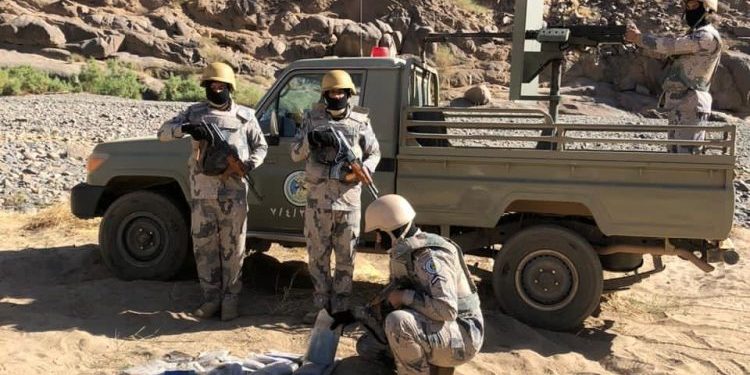 حرس الحدود بمنطقة جازان يقبض على (6) مخالفين لنظام أمن الحدود لتهريبهم (120) كيلوجرامًا من نبات القات المخدر