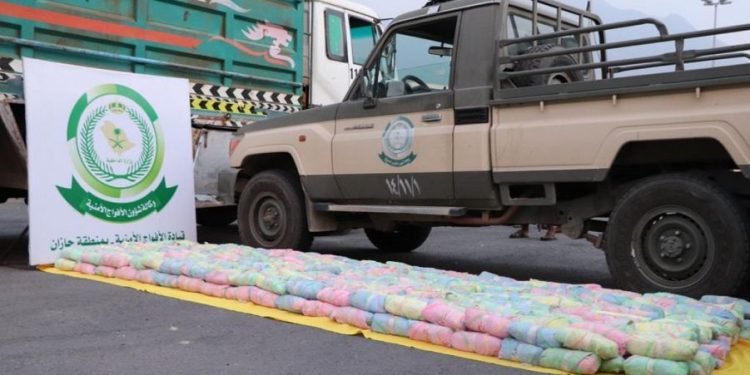 دوريات الأفواج الأمنية بمنطقة عسير تقبض على (3) مخالفين لنظام أمن الحدود لتهريبهم (13) كيلوجرامًا من مادة الحشيش المخدر