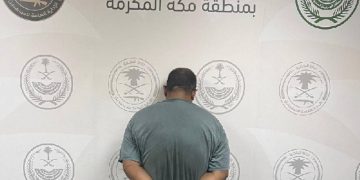 دوريات الإدارة العامة للمجاهدين بمحافظة جدة تقبض على مقيم لترويجه مادة الحشيش المخدر وأقراصًا خاضعة لتنظيم التداول الطبي