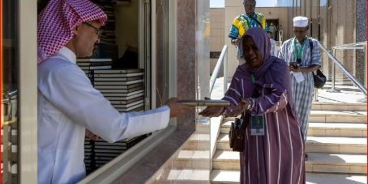 ضيوف برنامج خادم الحرمين للحج يزورون مُجمّع طباعة المصحف الشريف بالمدينة المنورة
