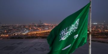 علم المملكة يعتلي أطول سارية في الرياض