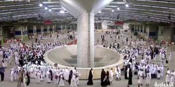 للوقاية من الإجهاد الحراري.. الفرق الصحية في منشأة الجمرات توزّع أظرفًا مثلّجة على ضيوف الرحمن