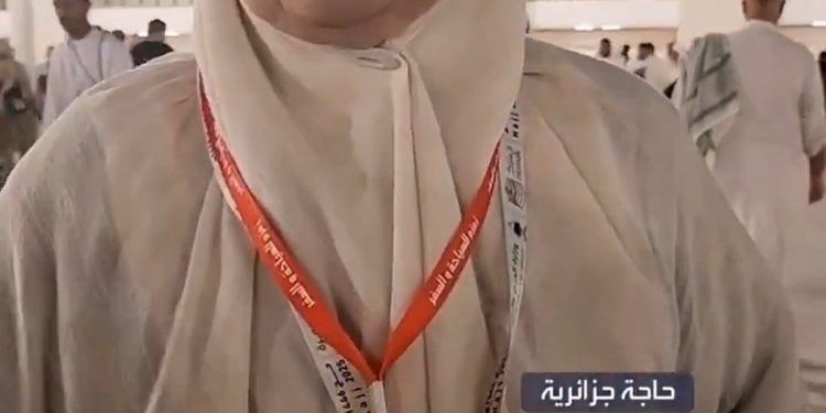 متطوع يساعد كبار السن في الحرم المكي.. وحاجة جزائرية: دعوت له كأنه ولدي (فيديو)