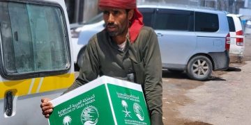 مركز الملك سلمان للإغاثة يبحث خطة تنفيذ مشروع توزيع 300 ألف سلة غذائية في اليمن