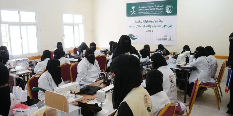 مركز الملك سلمان للإغاثة يدشّن عدة دورات تدريبية ضمن مشروع “مسارات مهنية لتمكين الشباب والشابات” بحضرموت