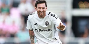 ميسي على أعتاب الدوري السعودي.. مواجهة جديدة مع رونالدو تلوح في الأفق