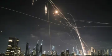 نحو 100,000 إسرائيلي يُجبرون على النزوح من تل أبيب وضواحيها في ظل موجات الصواريخ الإيرانية