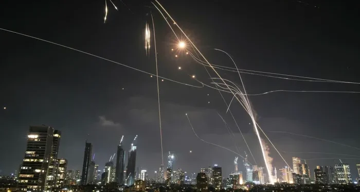 نحو 100,000 إسرائيلي يُجبرون على النزوح من تل أبيب وضواحيها في ظل موجات الصواريخ الإيرانية