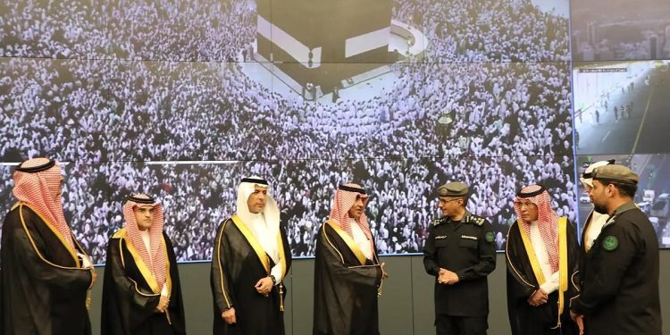 وزير الإعلام يزور مركز العمليات الأمنية الموحدة 911 بمنطقة مكة المكرمة
