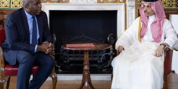 وزير الخارجية ونظيره البريطاني يناقشان آخر المستجدات في المنطقة